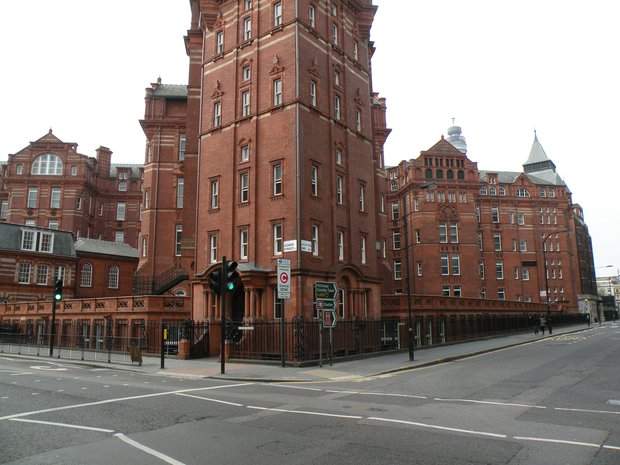  bel édifice en brique, à l'angle de Gower Street et Grafton Way